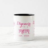 Personalized Elegant New Mom Name Est Pink Script  ツートーンマグカップ (中央)
