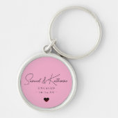 Personalized Engagement Date Pink Heart Script キーホルダー (正面)