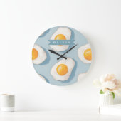 Personalized Fried Egg Pattern Fun Blue Funny  ラージ壁時計 (ホーム)
