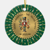 Personalized Gold Green Christmas Nutcracker セラミックオーナメント (正面)