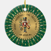 Personalized Gold Green Christmas Nutcracker セラミックオーナメント (裏面)