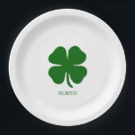 Personalized Green Clover ペーパープレート<br><div class="desc">Simple Irish Four Leaf Clover Emerald Green Shamrock Design - Customize it with your own personalized names, words, colors! Celebrate good luck in style with this personalized Four Leaf Clover Design! Featuring a minimalist design with a simple yet modern touch, this mug can be customized with or without your name...</div>