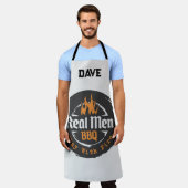 Personalized Grey Flames Real Men BBQ Grill エプロン (着用した状態)