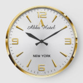 Personalized Hotel Name Luxury Gold Silver  ラージ壁時計 (正面)