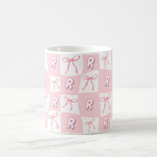 Personalized Initial Pink Bow Checker  コーヒーマグカップ (中央)