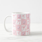 Personalized Initial Pink Bow Checker  コーヒーマグカップ (左)