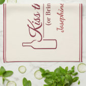 Personalized Kiss the Cook or Bring Wine Funny Red キッチンタオル (折り畳み)