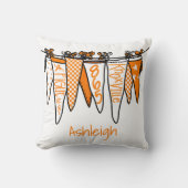 Personalized Knoxville Orange & White Pennant  クッション (正面)