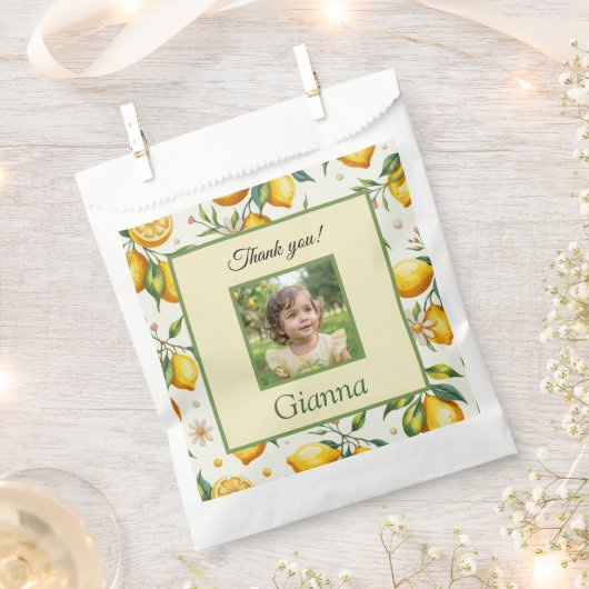 Personalized Lemon Photo Birthday Party Thank You フェイバーバッグ (クリップ留めされた状態)