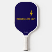 Personalized Mama Runs The Court Pickleball Mom ピックルボールラケット (裏面)