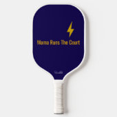 Personalized Mama Runs The Court Pickleball Mom ピックルボールラケット (正面)