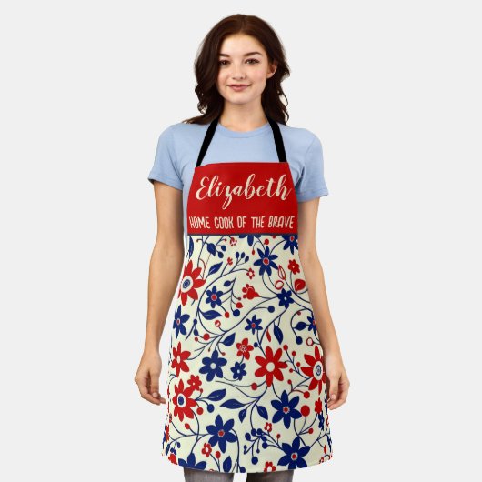 Personalized Mom Home Cook Brave Floral エプロン (着用した状態)
