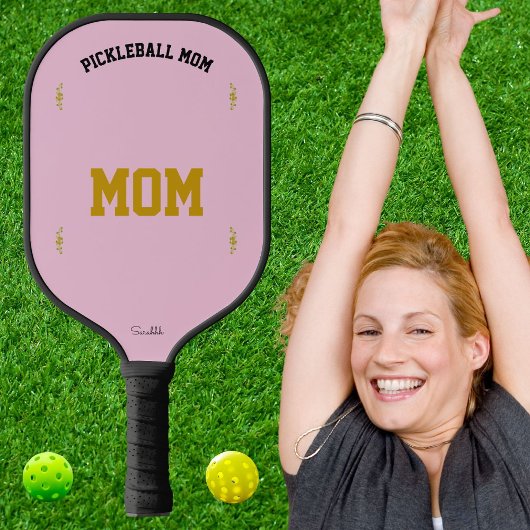 Personalized Mom Name Elegant Sports Pink Design ピックルボールラケット