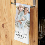 Personalized Mom Photo Collage キッチンタオル<br><div class="desc">Personalized Best Mom Ever 7-Photo Collage Kitchen Towel. This custom kitchen towel is a sweet and practical gift for Mom that blends everyday function with personal memories. The design features a 7-photo collage layout, perfect for showcasing favorite moments with a clean and modern look. “Best Mom Ever” is displayed in...</div>