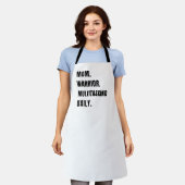 Personalized Mom Warrior Multitasking Daily Gifts エプロン (着用した状態)
