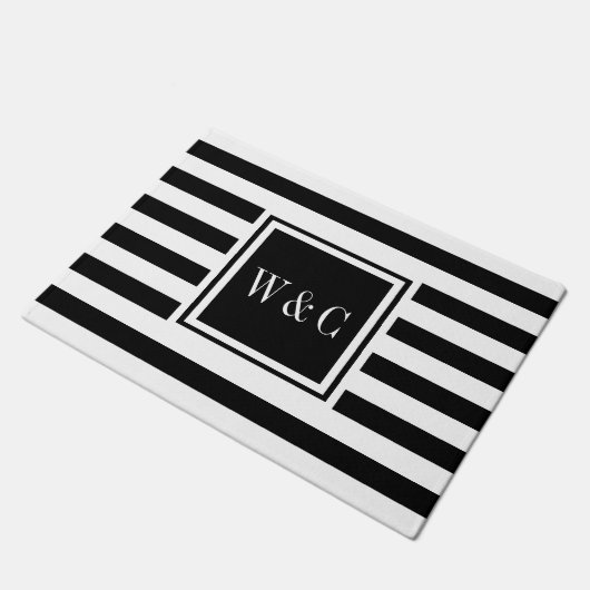 Personalized Monogram Black and White Stripe ドアマット (アングル)