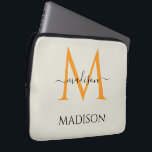 Personalized Monogram & Name ラップトップスリーブ<br><div class="desc">Protect your device in style with a custom laptop sleeve featuring an elegant monogram and personalized name. Designed for both function and fashion, this sleek sleeve offers a snug fit to guard against scratches, dust, and everyday bumps. The refined monogram design adds a professional yet personal touch, making it ideal...</div>