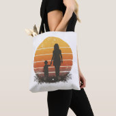 Personalized Mother and Child Sunset Silhouette  トートバッグ (クローズアップ)