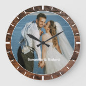 Personalized Name Wedding Photo Rustic Dark Wood   ラージ壁時計 (正面)