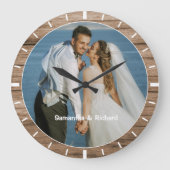 Personalized Name Wedding Photo Rustic Wood Frame ラージ壁時計 (正面)