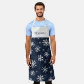 Personalized Navy Blue Snowflake Christmas エプロン (着用した状態)
