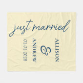 Personalized Newlywed Blanket Gift for Him or Her フリースブランケット (正面(横))