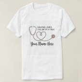 Personalized Nurse Coffee Mug - Saving Lives One S Tシャツ (デザイン正面)