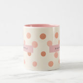 Personalized Pastel Peach & Blush Polka Dot  ツートーンマグカップ (中央)