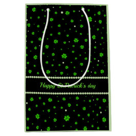 Personalized Pattern of green shamrocks with pearl ミディアムペーパーバッグ