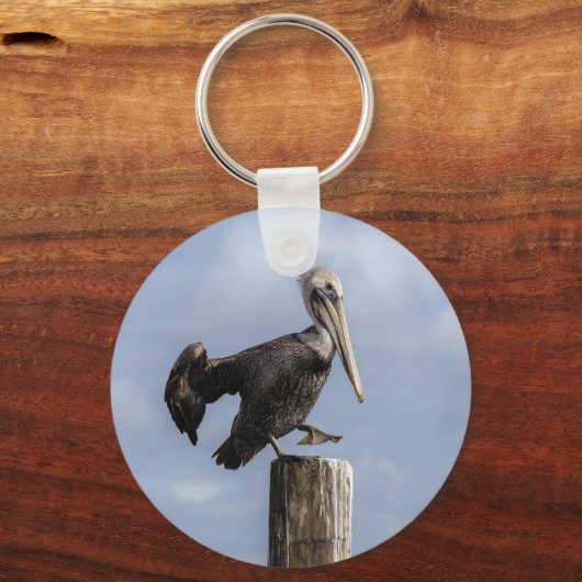 Personalized Pelican landing on post キーホルダー (正面)