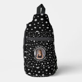 Personalized Photo with Pearls Circle on Black スリングバッグ (正面)