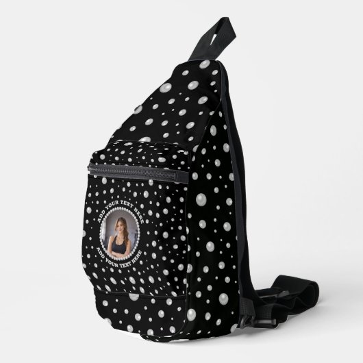 Personalized Photo with Pearls Circle on Black スリングバッグ (右コーナー)