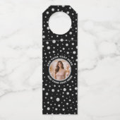 Personalized Photo with Pearls Circle on Black ボトルネックタグ (正面)