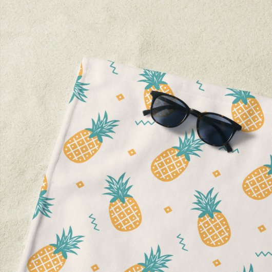 Personalized Pineapple Beach – Tropical ビーチタオル (インサイチュ)