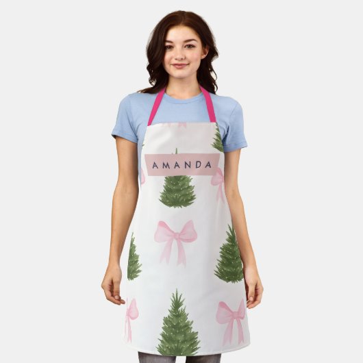 Personalized Pink Bow & Christmas Tree エプロン (着用した状態)