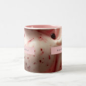 Personalized Raspberry Swirl Gelato Design ツートーンマグカップ (中央)