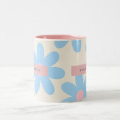 Personalized Retro Pastel Blue Daisy Floral ツートーンマグカップ (中央)