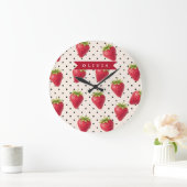 Personalized Retro Strawberry Polka Dot Vintage ラージ壁時計 (ホーム)