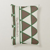 Personalized Sage Green Taupe Triangle Modern Chic アクセントクッション (正面(垂直))