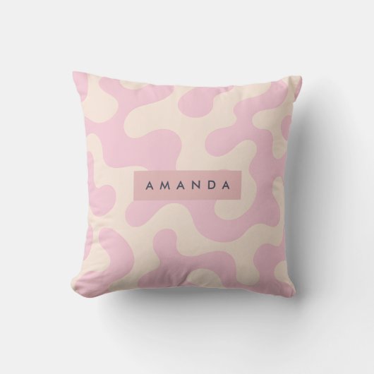 Personalized Soft Pink and Beige Abstract Camo クッション (正面)