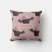 Personalized Spooky Cute Bat Cupcake Pattern クッション (正面)