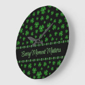 Personalized St. Patrick’s Day Shamrock on Black ラージ壁時計 (傾斜)