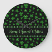 Personalized St. Patrick’s Day Shamrock on Black ラージ壁時計 (正面)