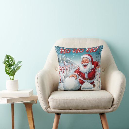 Personalized Striking Santa Bowling  クッション (椅子)