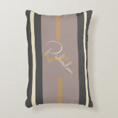 Personalized Taupe Gold Stripe Modern Neutral Chic アクセントクッション (正面(垂直))
