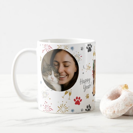 Personalized Three-Photo New Year's Pet Paw Print コーヒーマグカップ (ドーナツ)
