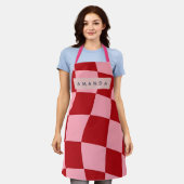 Personalized Wavy Red and Pink Checkered エプロン (着用した状態)