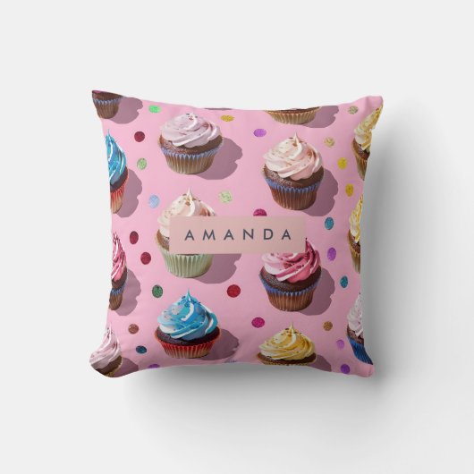 Personalized Whimsical Rainbow Cupcake Confetti クッション (正面)