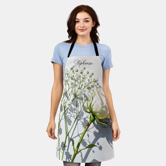 Personalized White Rose Baby's Breath エプロン (着用した状態)