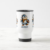Personalized Winter Penguin Football Kid トラベルマグ (中央)